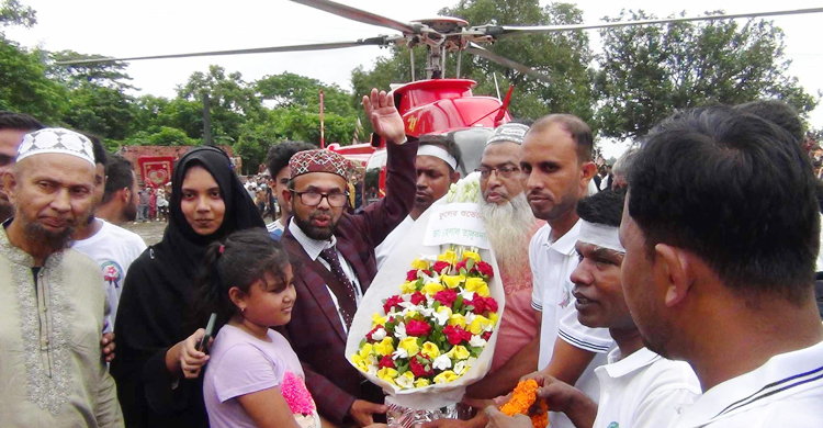 হেলিকপ্টারে চড়ে গ্রামে প্রবাসী, ফুল দিয়ে বরণ করলো এলাকাবাসী