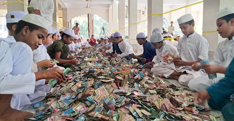 পাগলা মসজিদের দানবাক্সে এবার ২৩ বস্তা টাকা, চলছে গণনা