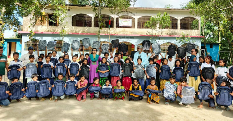 চরাঞ্চলের পাঁচ শতাধিক শিক্ষার্থী পেলো স্কুল ব্যাগ-টিফিন বক্স