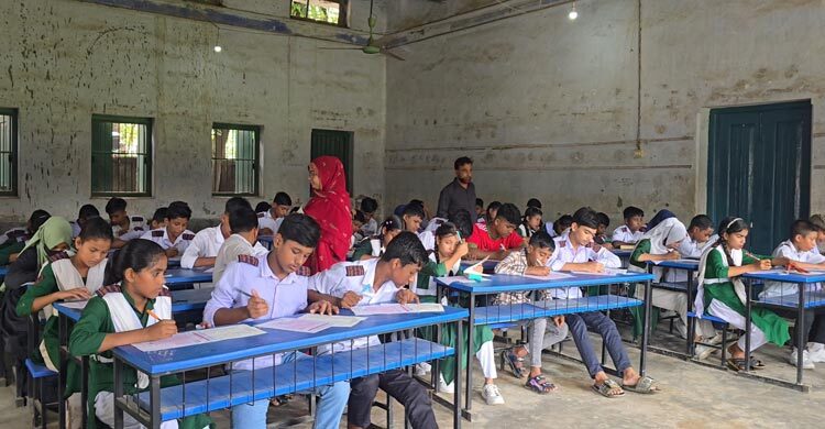 বিএনপির ৩১ দফা নিয়ে শিক্ষার্থীদের মেধাবৃত্তি পরীক্ষা