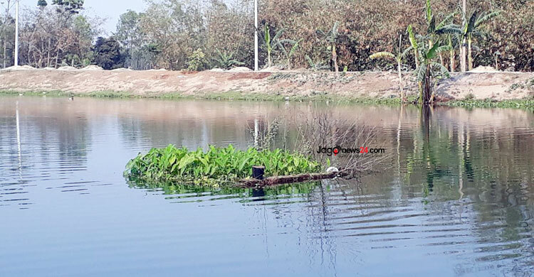 অথৈ পানির মাঝে শত বছর ধরে অক্ষত কবর!