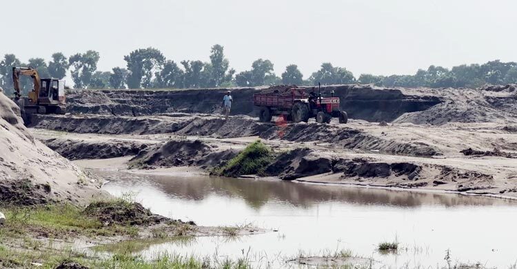 নদের বালু ইজারা নিয়ে কৃষিজমি ধ্বংস, নেপথ্যে বিএনপি নেতা!