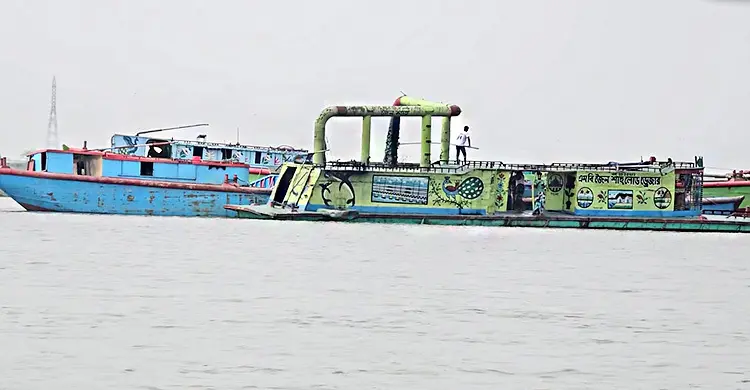 মাছ ধরার আড়ালে বালু উত্তোলন, ঝুঁকিতে ২০ হাজার মানুষ