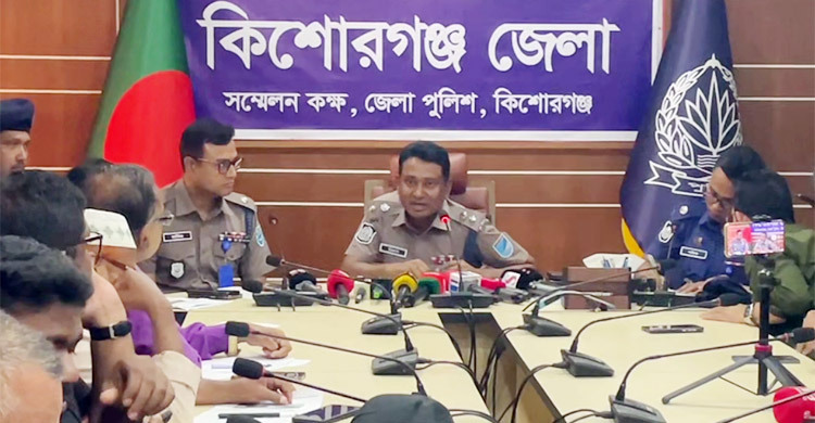 কিশোরগঞ্জ হাওরে পর্যটক ট্রলারে ডাকাতির ঘটনায় গ্রেফতার ৩