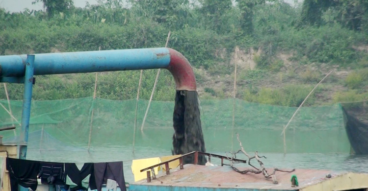 অবৈধভাবে বালু উত্তোলন, নদীতে বিলীন ফসলি জমি-বসতঘর
