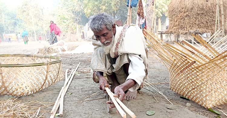 বাঁশ-বেত শিল্পে সংসার চলে না কারিগরদের