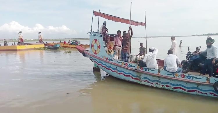 তলিয়ে গেছে ঘাটের সংযোগ সড়ক, কিশোরগঞ্জ হাওরে বন্ধ ফেরি চলাচল