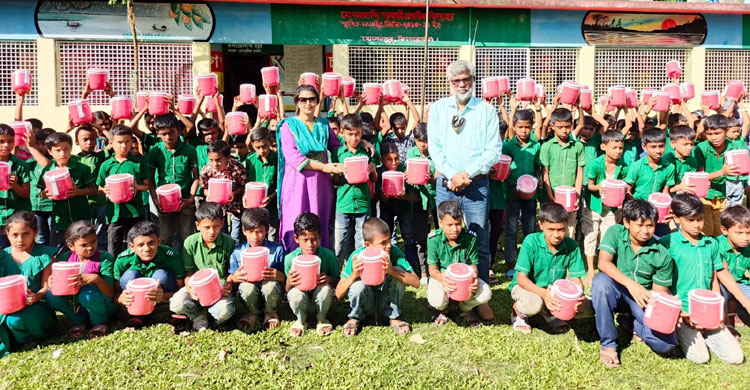 চরাঞ্চলের পাঁচ শতাধিক শিক্ষার্থী পেলো স্কুল ব্যাগ-টিফিন বক্স