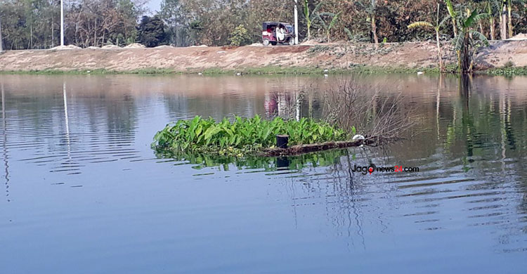 অথৈ পানির মাঝে শত বছর ধরে অক্ষত কবর!