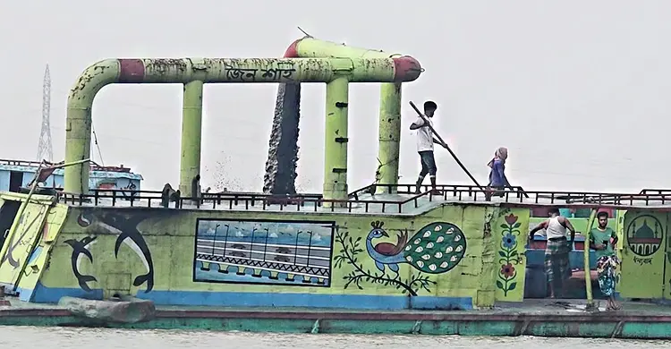 মাছ ধরার আড়ালে বালু উত্তোলন, ঝুঁকিতে ২০ হাজার মানুষ