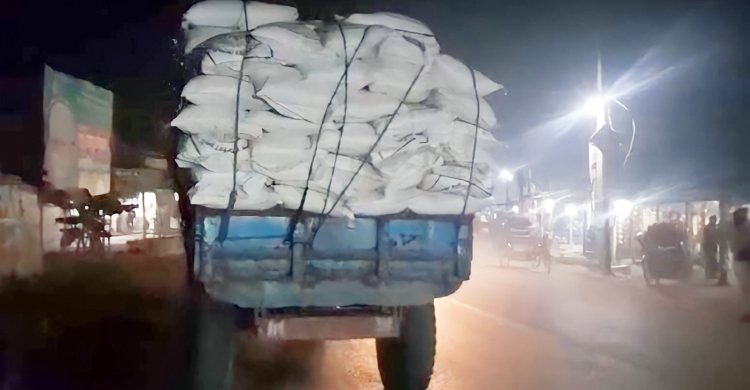 ১৮০ বস্তা সার জব্দ করে পুলিশে দিলো এলাকাবাসী