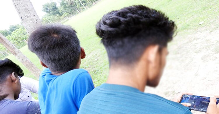কিশোরগঞ্জে মোবাইলে গেম খেলে সময় পার তরুণদের