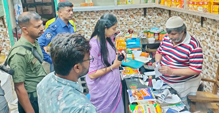 ভ্রাম্যমাণ আদালত দেখে পালালেন দোকানিরা