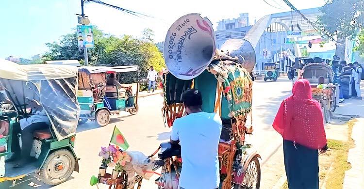 নিখোঁজ কুকুরের খোঁজে শহরজুড়ে মাইকিং