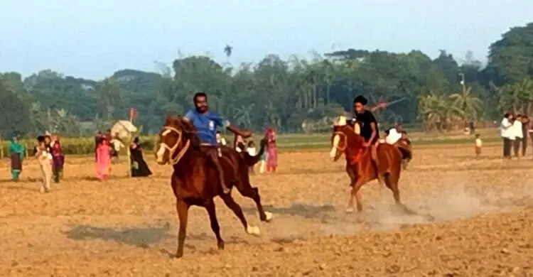 কিশোরগঞ্জে ঘোড়াদৌড় দেখতে মানুষের ভিড়