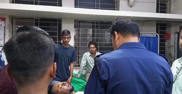 পাগলা মসজিদে সংবাদ সংগ্রহ করতে গিয়ে হামলার শিকার দুই সাংবাদিক