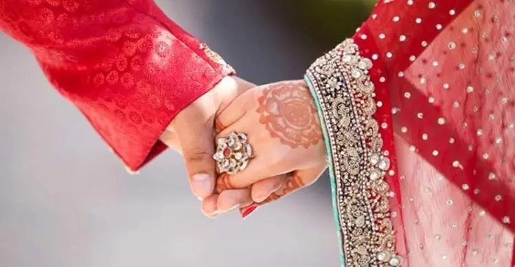 সকালে প্রেমিকের বাড়িতে অনশন, রাতে বিয়ে