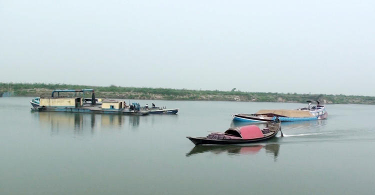 অবৈধভাবে বালু উত্তোলন, নদীতে বিলীন ফসলি জমি-বসতঘর