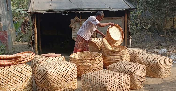 বাঁশ-বেত শিল্পে সংসার চলে না কারিগরদের