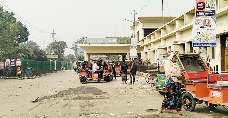 টিকিটের টাকা ফেরত নিতে স্টেশনে যাত্রীদের ভিড়
