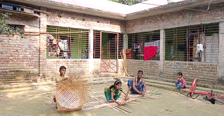 বাঁশ-বেত শিল্পে সংসার চলে না কারিগরদের