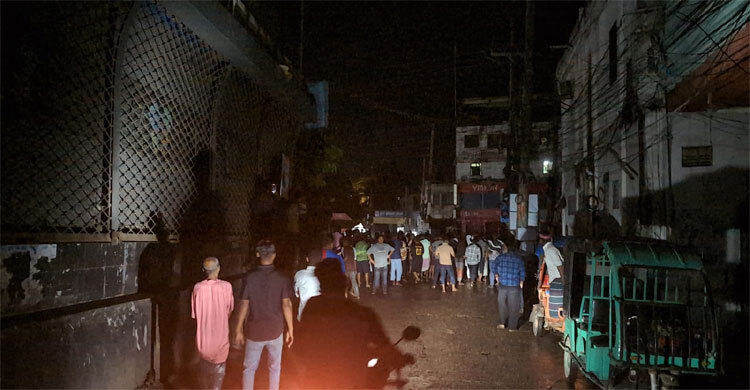 ভৈরবে মাইক্রোবাসের ভাড়া নিয়ে পৌনে ৩ ঘণ্টা ধরে সংঘর