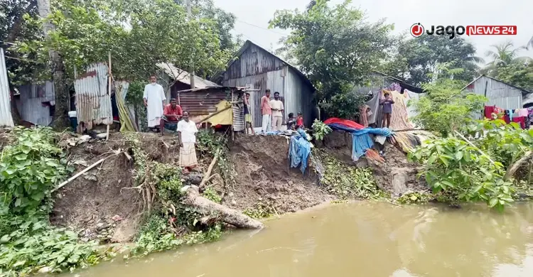 ‘চোখ বুজলেই মনে অয়, এই বুঝি নদী আইয়া ঘরডা টান দিয়া লইয়া গেল’
