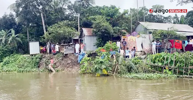 ‘চোখ বুজলেই মনে অয়, এই বুঝি নদী আইয়া ঘরডা টান দিয়া লইয়া গেল’