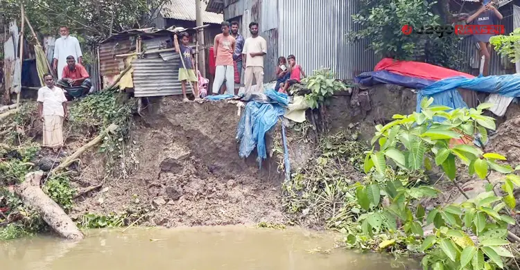 ‘চোখ বুজলেই মনে অয়, এই বুঝি নদী আইয়া ঘরডা টান দিয়া লইয়া গেল’
