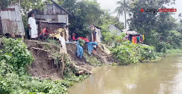‘চোখ বুজলেই মনে অয়, এই বুঝি নদী আইয়া ঘরডা টান দিয়া লইয়া গেল’