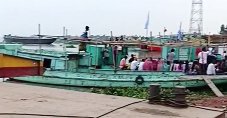 তলিয়ে গেছে ঘাটের সংযোগ সড়ক, হাওরে ফেরি চলাচল বন্ধ