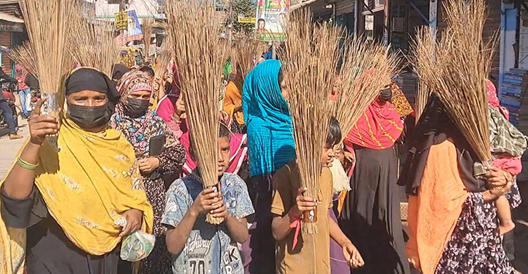 বিএনপির প্রার্থী পরিবর্তনের দাবিতে নারীদের ঝাড়ু মিছিল