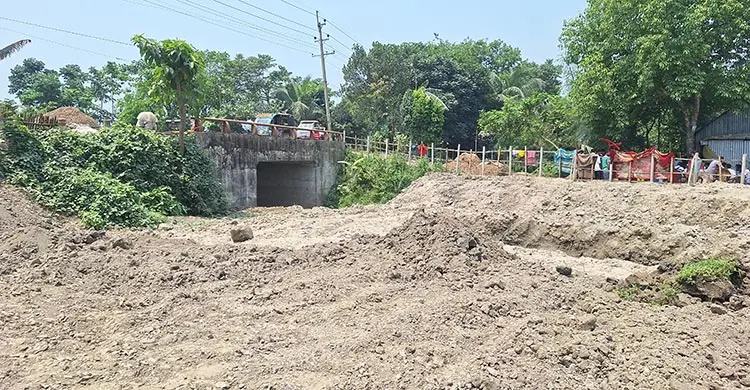 খাল ভরাটে হুমকিতে কৃষিজমি, জলাবদ্ধতার আশঙ্কায় শতাধিক পরিবার