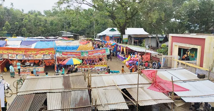 স্কুল চলাকালীন মাঠে মেলা বসালেন বিএনপি নেতা