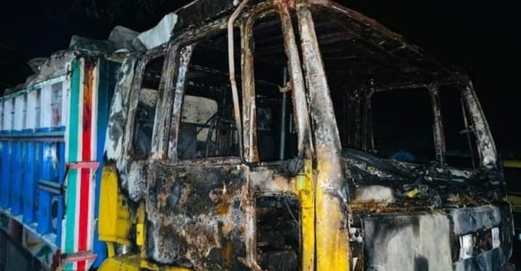 কিশোরগঞ্জে পণ্যবোঝাই ট্রাকে আগুন