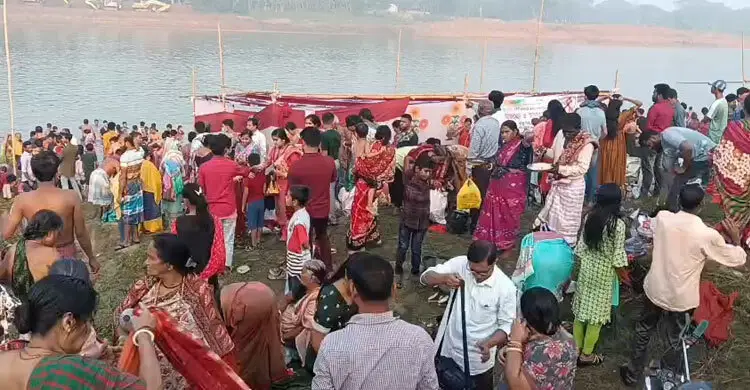 হোসেনপুরে ব্রহ্মপুত্র নদে অষ্টমী স্নানে পুণ্যার্থীদের ঢল