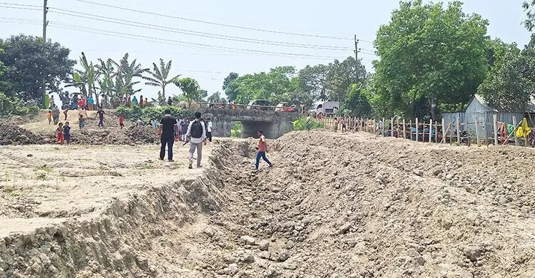 খাল ভরাটে হুমকিতে কৃষিজমি, জলাবদ্ধতার আশঙ্কায় শতাধিক পরিবার