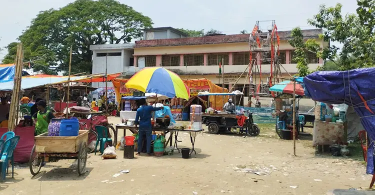 স্কুল চলাকালীন মাঠে মেলা বসালেন বিএনপি নেতা