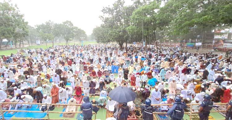 বৃষ্টি মাথায় নিয়ে ঈদের জামাত শোলাকিয়ায়