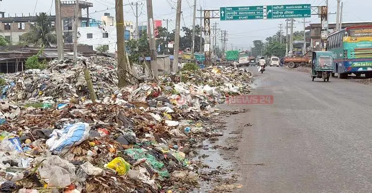 মহাসড়কই এখন ময়লার ভাগাড়