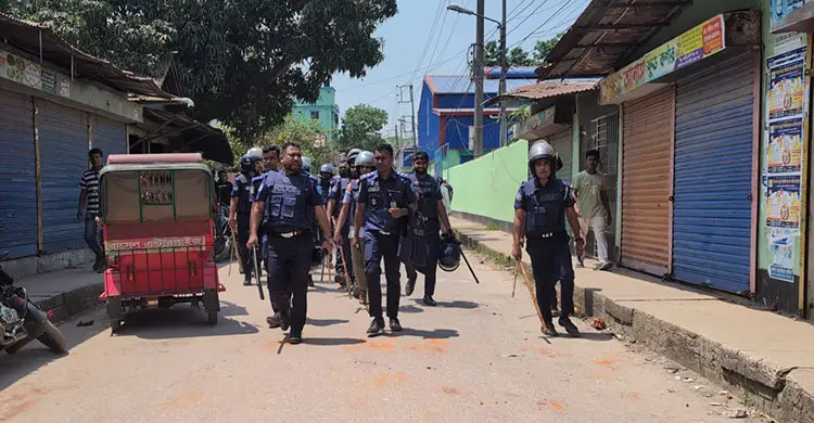 বাড়ির ভেতর দিয়ে যাওয়া নিয়ে দু&rsquo;পক্ষের দফায় দফায় সংঘর্ষ, আহত ৩০