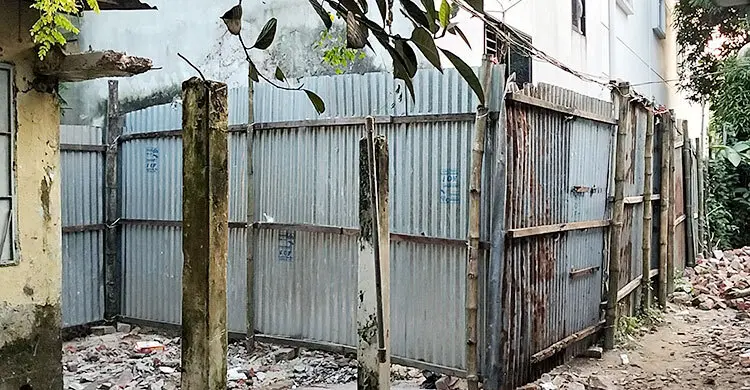 পৈতৃক ভিটায় যাতায়াতের রাস্তা বন্ধ করে ৩ পরিবারকে অবরুদ্ধ