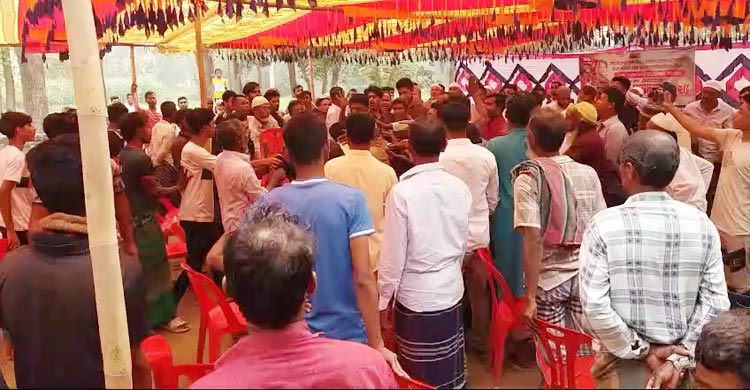 কিশোরগঞ্জের পাকুন্দিয়ায় ওয়ার্ড বিএনপির কমিটি গঠনকে কেন্দ্র করে দুই পক্ষের মধ্যে হাতাহাতি ও চেয়ার ছোড়াছুড়ির ঘটনা ঘটেছে