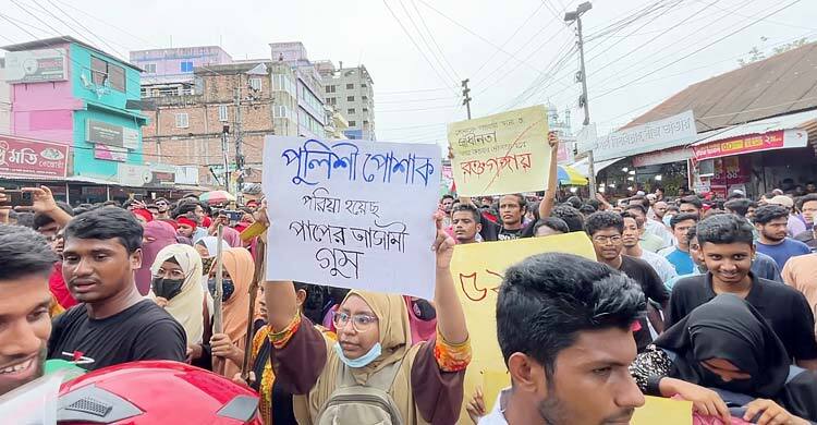 কিশোরগঞ্জে শিক্ষার্থীদের বিক্ষোভ মিছিলে মানুষের ঢল