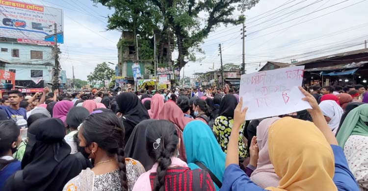 কিশোরগঞ্জে শিক্ষার্থীদের বিক্ষোভ মিছিলে মানুষের ঢল