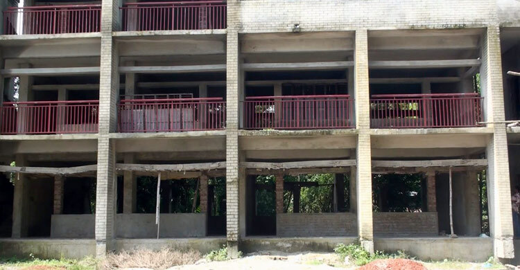 ঠিকাদারের অবহেলায় দুর্ভোগ পোহাচ্ছে তিন বিদ্যালয়ের শিক্ষার্থীরা