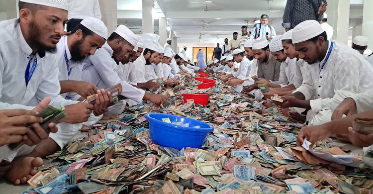 পাগলা মসজিদে পাওয়া ৩২ বস্তা টাকা গুণছেন ৫০০ জন