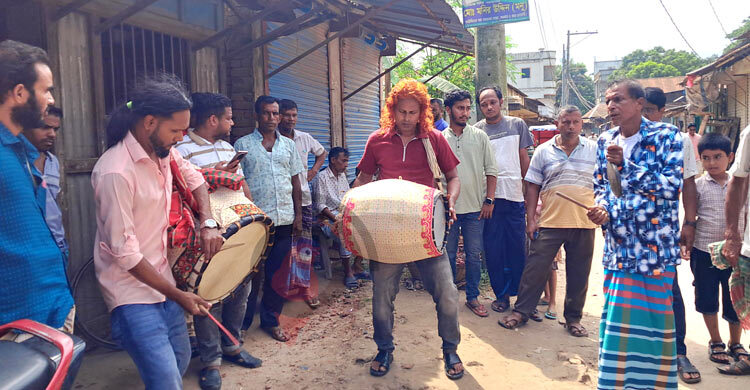 ঢাকের সুরে দুলছে আড়িয়াল খাঁর আকাশ-বাতাস