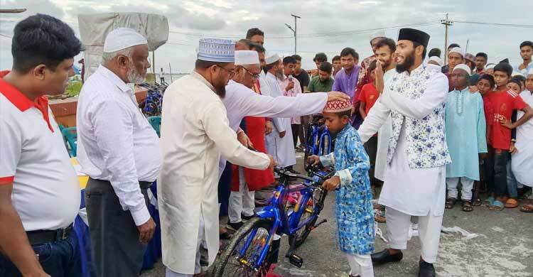 নিয়মিত জামায়াতে নামাজ পড়ে বাইসাইকেল উপহার পেলো ২৬ শিক্ষার্থী