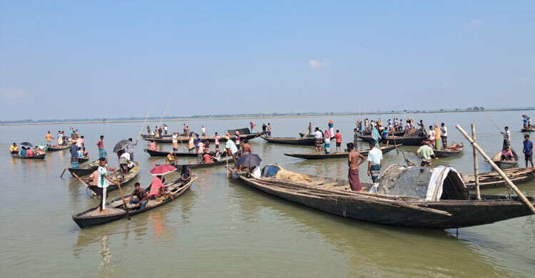 বিএনপি নেতাদের দখলে থাকা জলমহাল উন্মুক্ত করে নিলেন জেলেরা